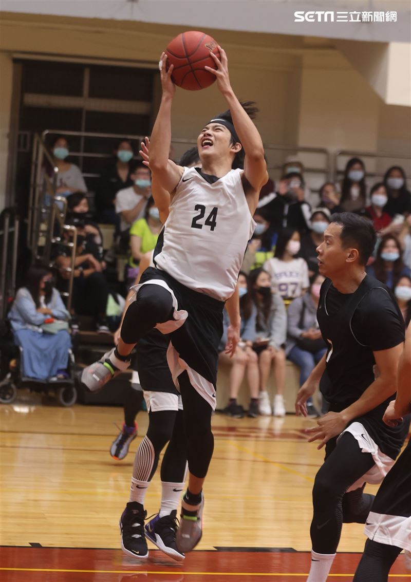 邱勝翊（王子）、邱宇辰、坤達、錢薇娟、顏行書、禾浩辰、張書豪、孫其君、陳彥允、劉書宏、李迪恩、大飛、小祿、Masha、男團泰坦TITAN團員正義、比利、吳岳擎，以愛之名-明星籃球公益賽。（記者邱榮吉/攝影）