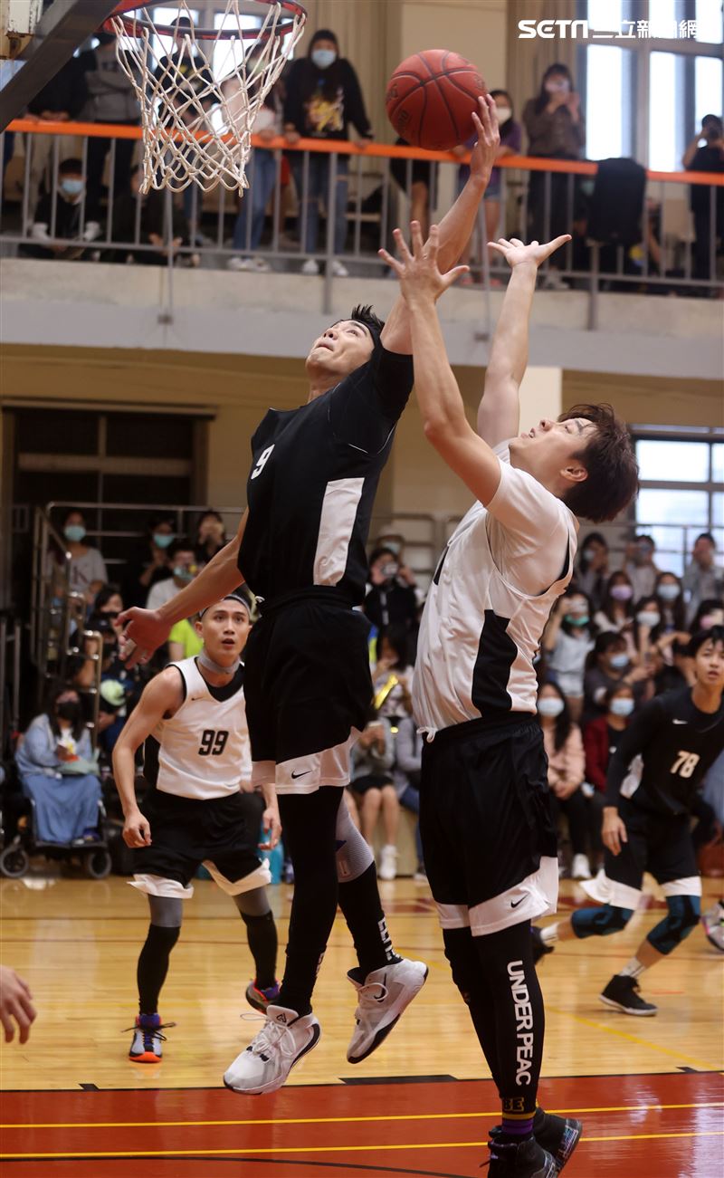 邱勝翊（王子）、邱宇辰、坤達、錢薇娟、顏行書、禾浩辰、張書豪、孫其君、陳彥允、劉書宏、李迪恩、大飛、小祿、Masha、男團泰坦TITAN團員正義、比利、吳岳擎，以愛之名-明星籃球公益賽。（記者邱榮吉/攝影）