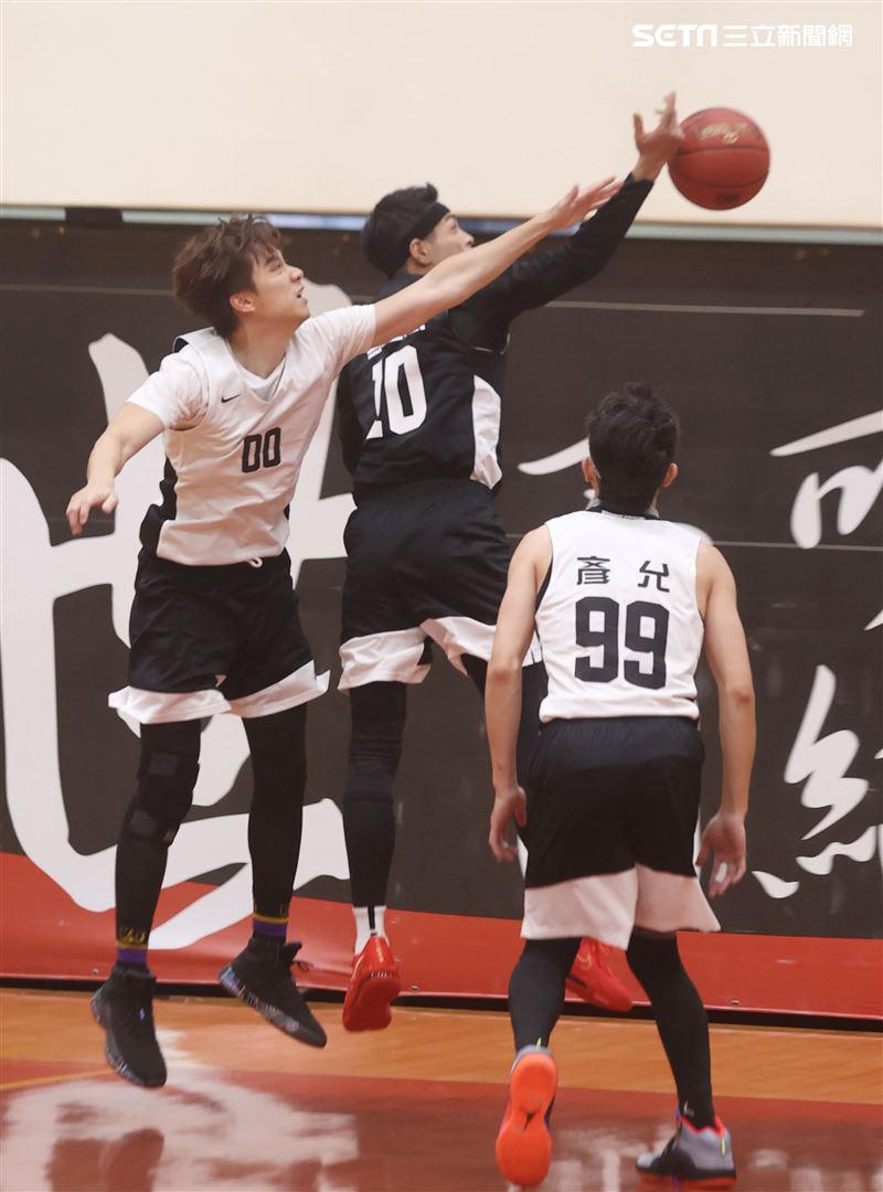 邱勝翊（王子）、邱宇辰、坤達、錢薇娟、顏行書、禾浩辰、張書豪、孫其君、陳彥允、劉書宏、李迪恩、大飛、小祿、Masha、男團泰坦TITAN團員正義、比利、吳岳擎，以愛之名-明星籃球公益賽。（記者邱榮吉/攝影）