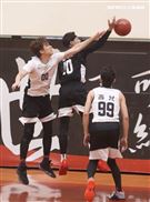 邱勝翊（王子）、邱宇辰、坤達、錢薇娟、顏行書、禾浩辰、張書豪、孫其君、陳彥允、劉書宏、李迪恩、大飛、小祿、Masha、男團泰坦TITAN團員正義、比利、吳岳擎，以愛之名-明星籃球公益賽。（記者邱榮吉/攝影）