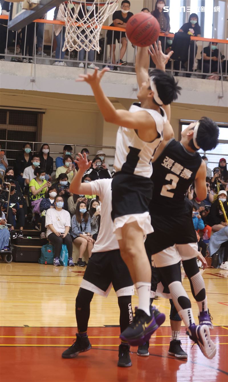 邱勝翊（王子）、邱宇辰、坤達、錢薇娟、顏行書、禾浩辰、張書豪、孫其君、陳彥允、劉書宏、李迪恩、大飛、小祿、Masha、男團泰坦TITAN團員正義、比利、吳岳擎，以愛之名-明星籃球公益賽。（記者邱榮吉/攝影）