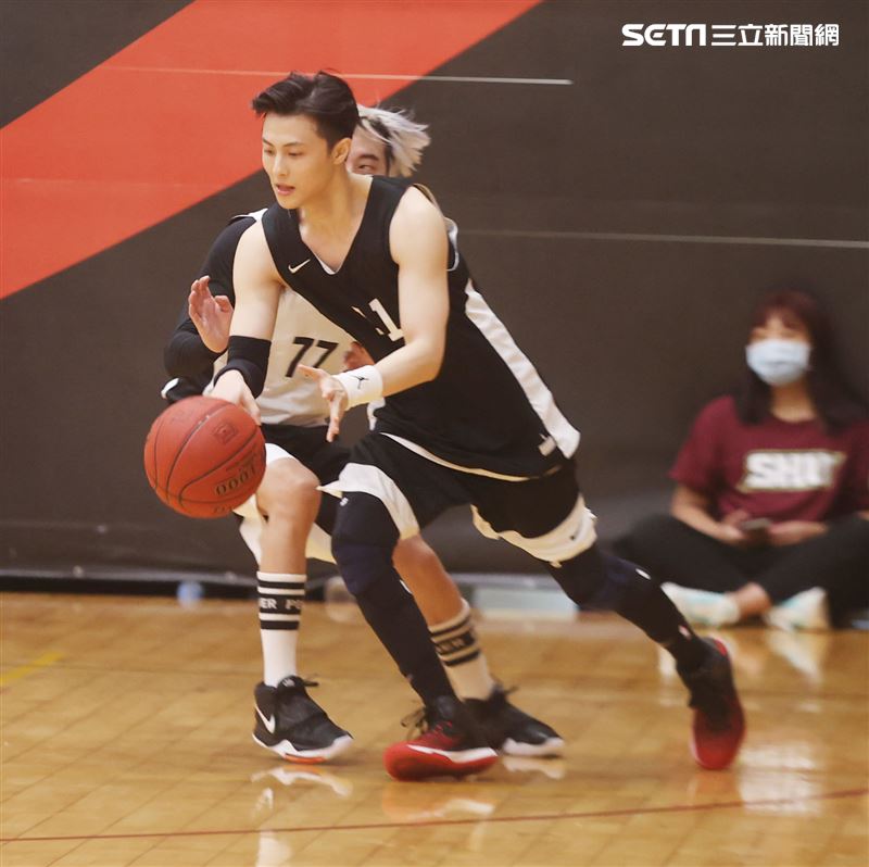 邱勝翊（王子）、邱宇辰、坤達、錢薇娟、顏行書、禾浩辰、張書豪、孫其君、陳彥允、劉書宏、李迪恩、大飛、小祿、Masha、男團泰坦TITAN團員正義、比利、吳岳擎，以愛之名-明星籃球公益賽。（記者邱榮吉/攝影）