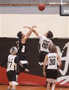 邱勝翊（王子）、邱宇辰、坤達、錢薇娟、顏行書、禾浩辰、張書豪、孫其君、陳彥允、劉書宏、李迪恩、大飛、小祿、Masha、男團泰坦TITAN團員正義、比利、吳岳擎，以愛之名-明星籃球公益賽。（記者邱榮吉/攝影）