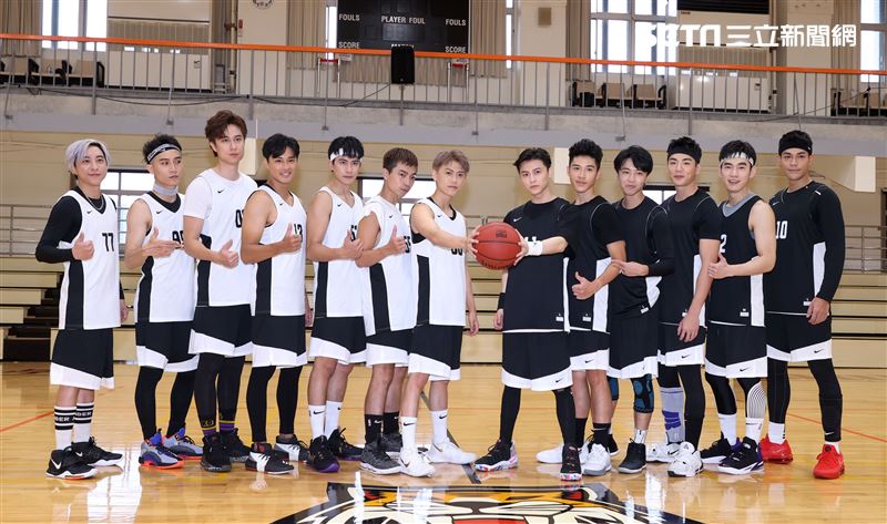 邱勝翊（王子）、邱宇辰、坤達、顏行書、禾浩辰、張書豪、孫其君、陳彥允、劉書宏、李迪恩、大飛、小祿、Masha、男團泰坦TITAN團員正義、比利、吳岳擎，以愛之名-明星籃球公益賽。（記者邱榮吉/攝影）