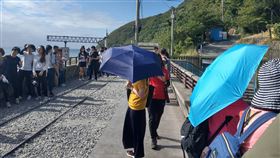多良火車站遊客雨傘吹落鐵軌台東多良車站是熱門景點，因天氣炎熱，多數遊客都會帶傘遮陽，不過也因風大、拍照不慎，造成雨傘掉落鐵軌旁。（民眾提供）中央社記者張祈傳真　109年10月10日