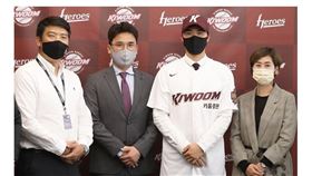 ▲韓國大物投手張裁榮加盟首爾培證英雄，左2為英雄前監督張英錫。（圖／截自韓國媒體）