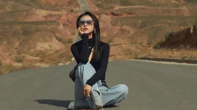 女星馬路中央拍辣照　警察：您違法了