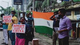 中印衝突　印度民間再掀抵制中國貨運動中印部隊拉達克暴力衝突，導致20名印度軍人死亡，印度各地再度掀起「抵制中國貨」風潮。圖為一群印度民眾18日在加爾各答街頭發動抵制中國貨運動。（加爾各答台商Alex提供）中央社記者康世人新德里傳真　109年6月18日
