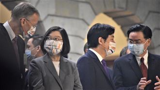 國慶酒會登場　小英與英美代表咬耳朵