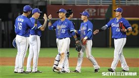 ▲富邦悍將球員賽後慶祝勝利。（圖／記者劉彥池攝影）