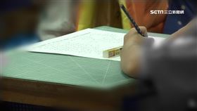 寫作業、小學童、男童／資料照