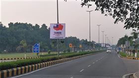 慶祝雙十國慶海報　在中國大使館前道路飄揚印度人民黨德里黨部發言人巴加9日晚帶人在中國駐印度大使館前道路的路燈上安置慶祝雙十的海報，10日清晨近7時還在路燈上。（台灣僑民劉先生提供）中央社記者康世人新德里傳真　109年10月10日