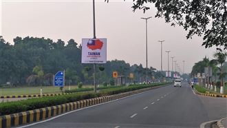 中國使館外貼海報　印執政黨幹部反擊