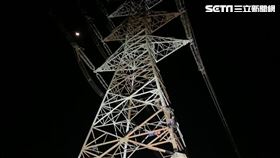台中狂男半夜爬50米電塔　受困求救(圖/翻攝畫面)