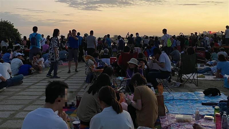 曬5小時卡位等煙火　遊客1舉他氣炸