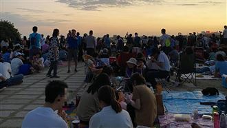 曬5小時卡位等煙火　遊客1舉他氣炸