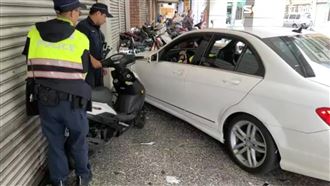 賓士屁孩無照又酒駕！撞騎樓波及9車