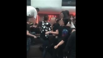 知名夜店爆衝突　2桌醉客叫囂推擠