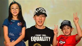 吳尊過41歲生日，女兒NeiNei同天生日，老婆林麗吟和兒子Max生日跟他差一天/全家慶生。微博