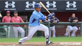 ▲富邦悍將二壘手陳凱倫敲出追平比數安打。（圖／記者劉彥池攝影）