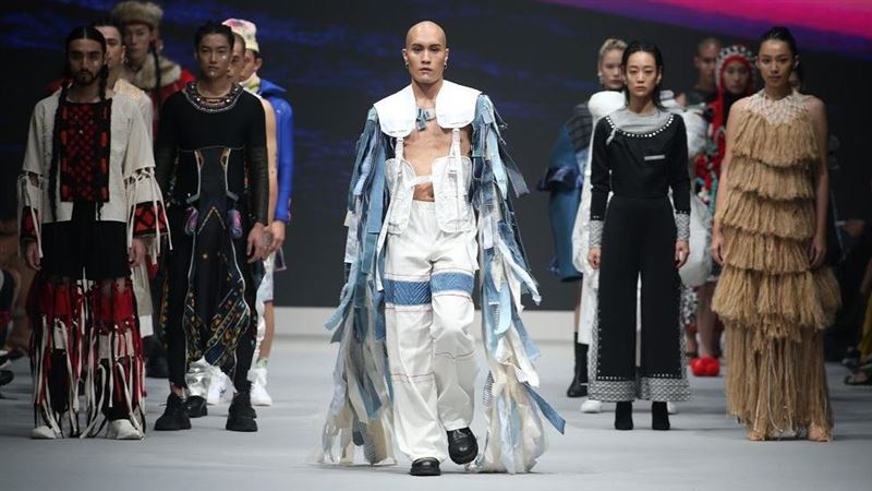 遮的剛剛好　金曲男星胸口簍空走台步