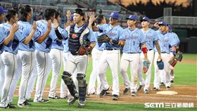 ▲富邦悍將球員賽後慶祝勝利。（圖／記者劉彥池攝影）