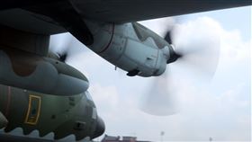 空軍第六混合聯隊第十空運大隊第102中隊，榮獲「109年度國軍模範團體」C-130H、編隊起飛、實施超高難度500呎衝場、100呎高速衝場後最大性能爬升、60度小轉彎、低空重飛、正常航線連續起飛、莫比烏斯帶式連續起飛、高進場短場落地、慢飛、轉彎中戰術落地。（記者邱榮吉/攝影）