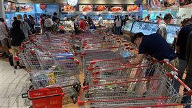 各大賣場今天人潮塞爆。（圖／讀者提供）