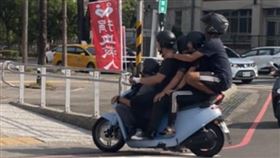 趕投胎？台南大街Gogoro「5貼上路」屁孩交疊網看傻（圖／翻攝自爆料公社）