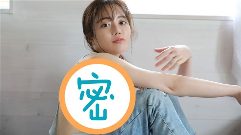 背心裡面沒內衣！甜心主播美胸被看光