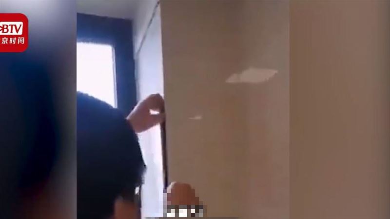 裝潢完看到磁磚　他怒了：雙面膠黏？