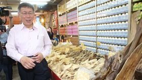 柯文哲走讀大稻埕（2）「走讀大稻埕暨2020新文化運動月」開幕活動11日在大稻埕永樂廣場舉行，台北市長柯文哲（左）參觀傳統商店。中央社記者鄭傑文攝　109年10月11日