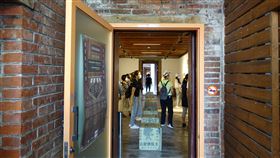 大稻埕老屋活化　埕樂通開館（1）台北大稻埕展示空間「埕樂通」開館，台北市文化局11日指出，埕樂通建築是一坎兩進的長型街屋，建物有紅磚牆面，中間夾有天井，且保留通廊特性，是目前迪化街上唯一可從正門迪化街穿越屋內直達後門民樂街的街屋。中央社記者李宛諭攝　109年10月11日