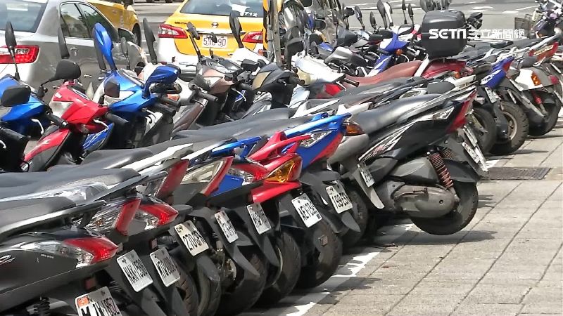 一名妹子將機車騎上人行道，沒想到才剛停好車，巡邏員警立刻上前開出紅單，她才驚覺，機車也不能「騎」上去，而是必須「牽」進去。（圖／資料照）
