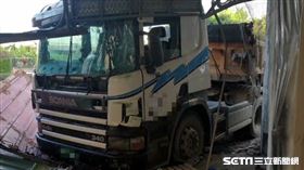 苗栗8旬婦要命騎法，砂石車為閃她慘撞／翻攝畫面