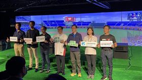 遠傳參與互動球場體驗發表會台茂購物中心戶外廣場9日舉行「全智慧x超逼真」互動球場體驗發表會，與會者包括桃園市長鄭文燦（左4）、NTT Ltd.台灣執行長廖宇（左3）、遠傳企業暨國際事業群副總經理李鑑政（右）。（遠傳提供）中央社記者吳家豪傳真　109年10月9日