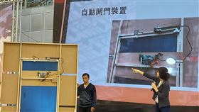 台大電機創客松　學生發想免觸碰智慧門禁台大電機創客松活動以物聯網創新為主題，共有6所大專、38隊參加，11日發表成果，有學生團隊發想「智慧門禁系統」，透過裝置設計可免觸碰就自動開門，避免沾染病毒。中央社記者許秩維攝　109年10月11日