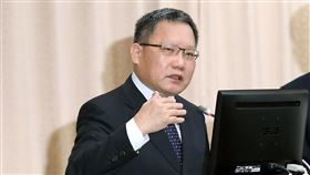 台新彰銀案  財政部按蘇揆指示進行財政部長蘇建榮（圖）24日赴立法院財委會進行業務報告，針對台新彰銀案，蘇建榮回答，行政院長蘇貞昌已經講得非常清楚，要財政部好好做，不要讓台新吃虧，財政部正在進行，希望事情能夠圓滿解決，這也是財政部一貫的態度，基本上會按院長指示進行。中央社記者郭日曉攝  109年9月24日