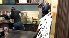 外送哥急拿餐！站超近「狂盯店員做」　同行轟：沒水準。（圖／翻攝自UberEATS台灣）