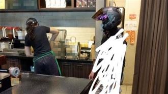 急拿餐狂盯女店員!外送哥挨轟沒水準