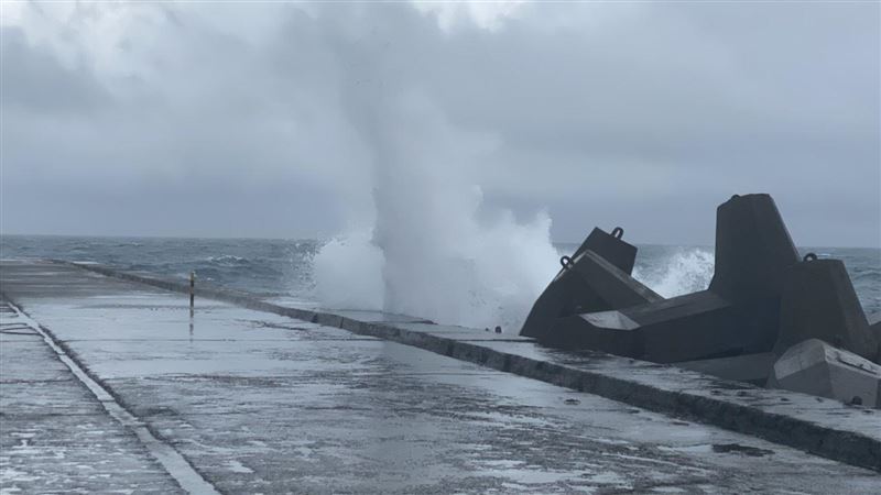 新／5公尺巨浪襲和平島　1釣客遭捲