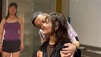 老婆鏟肉秀透視裝　小亮哥獻吻曬恩愛