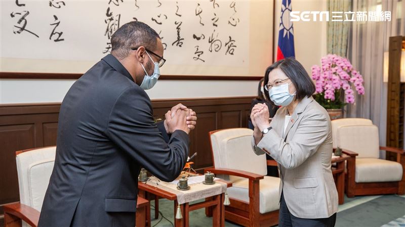見索馬利蘭首任代表　小英秀國旗徽章