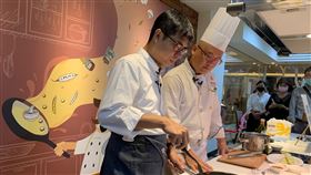 陳其邁做木瓜料理高雄市長陳其邁（左）12日在飯店主廚的協助下扮起廚師，炒了一道青木瓜肉片，架式有模有樣。中央社記者王淑芬攝  109年10月12日