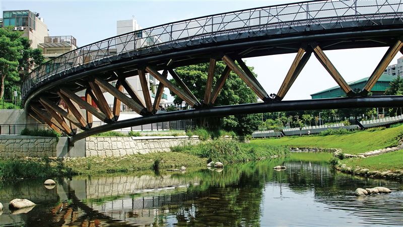 漫步與河共生的竹溪水岸綠廊道