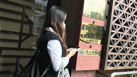 ▲碩士生誆「綠胸罩在我家」性侵前女友　辯「正面的報復」，被害女碩士生赴台北地檢署提告。（圖／記者楊佩琪攝）