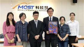 台灣研究團隊發現早衰症致病機制 登國外雜誌封面科技部12日舉行研究成果記者會，科技部政務次長謝達斌（左3）、陽明大學生化暨分生所講座教授陳鴻震（右3）、博士范嘉榕（右1）、教授游麗如（左2）、副教授王琬菁（右2）、助理褚璟彤（左1）等，與外界說明早衰症致病關鍵。中央社記者蘇思云攝  109年10月12日