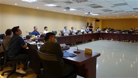 陽明山六之六保變住案  北市決議重辦環評台北市環境影響評估審查委員會12日討論陽明山六之六保護區變住宅區（保變住）開發案，環評委員最終達成共識，決議因土石方量變更、污水處理方式變更所衍生環境問題，對環境品質維護有不利影響之疑慮，依法開發單位應就申請變更部分，重新辦理環評。中央社記者李宛諭攝　109年10月12日