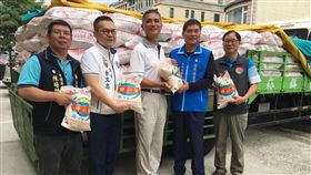 86歲陳松生捐米助弱勢苗栗縣86歲陳松生感念幼時家貧受各界救助，年長後遵從母訓「吃人一口，還人一斗」，每年捐米助弱勢，12日由兒子陳漢璋（右3）代表捐出1萬台斤白米，由國民黨苗栗縣黨部主委鍾東錦（右2）代表接受，將透過各鄉鎮市黨部濟助縣內清寒、需要幫助的弱勢民眾。（國民黨苗栗縣黨部提供）中央社記者管瑞平傳真　109年10月12日