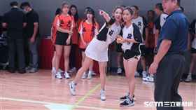 謝忻和謝京穎帶領莊敬同學一同體驗五人制棒球。（圖／記者王怡翔攝影）